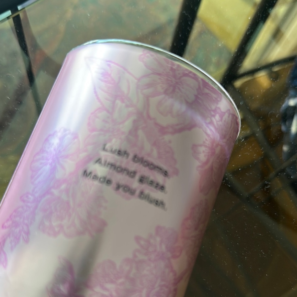 Victoria's Secret Velvet Petals Floral Candle - Picture 5 of 6